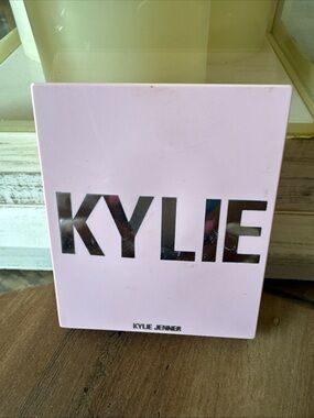 Kylie Jenner Cosmetics Pressed Blush Powder in “Kitten Baby” New No Box